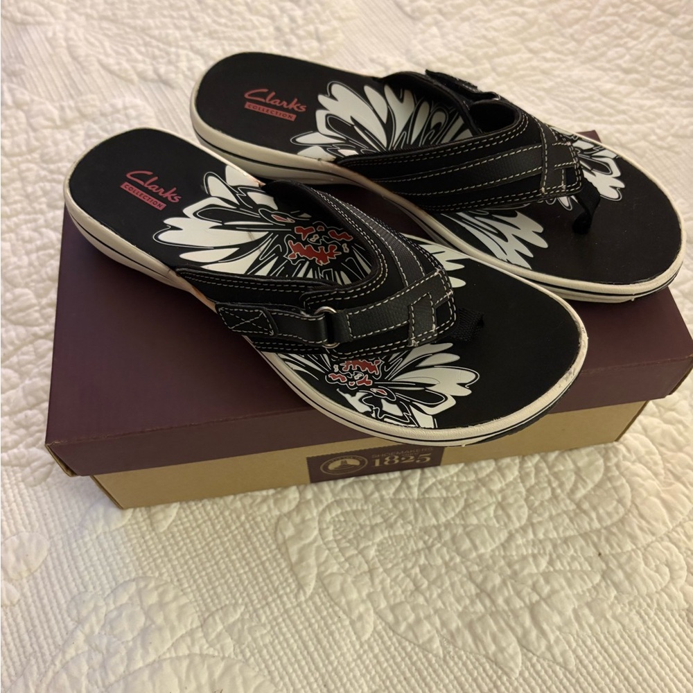 Clarks Women's Black and White Cloudsteppers Sandals Size 7